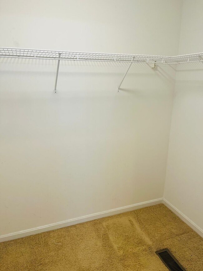 Building Photo - Spacious 3-Bedroom Home in Sought-After Be...