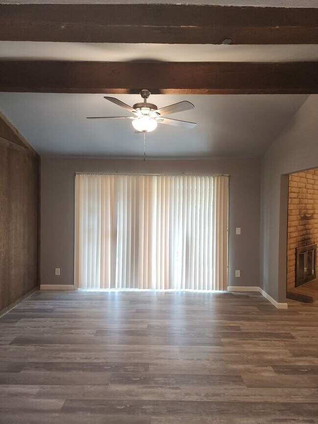 Building Photo - 8616-8618 La Riviera Dr