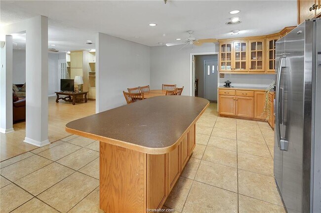 Building Photo - 305 W Brookside Dr