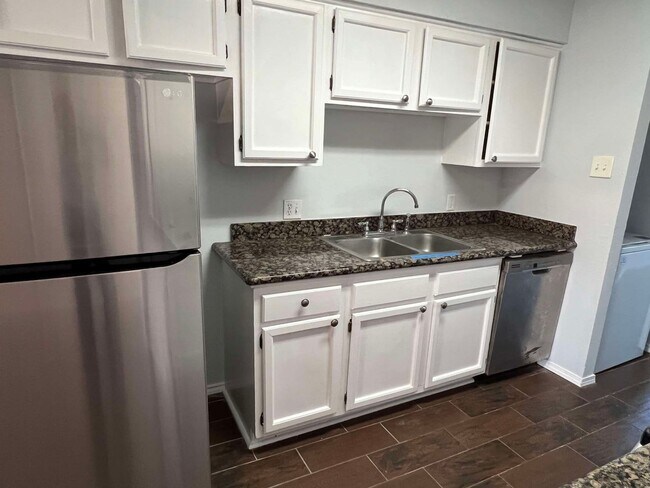 Building Photo - 1020-1022 Vera Court