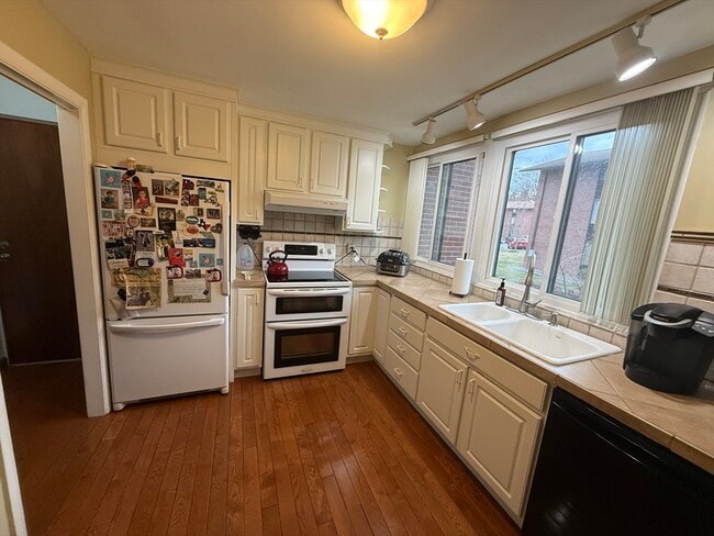 Building Photo - 4 Longwood Dr