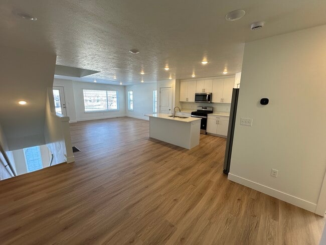 Building Photo - 33 N 460 W