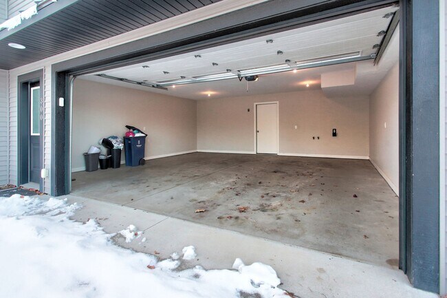 Building Photo - Spacious 2 Bed/2 Bath Condo in Prime Location