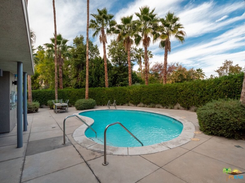 Building Photo - 1020 E Palm Canyon Dr