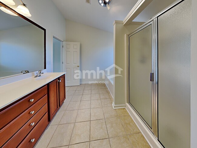 Building Photo - 8 Red Jonathan Ct