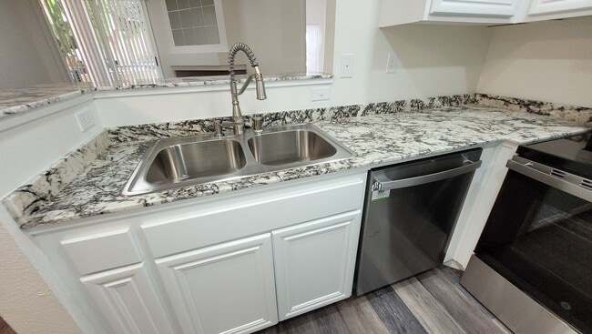 Building Photo - River Colony townhome - centrally located
