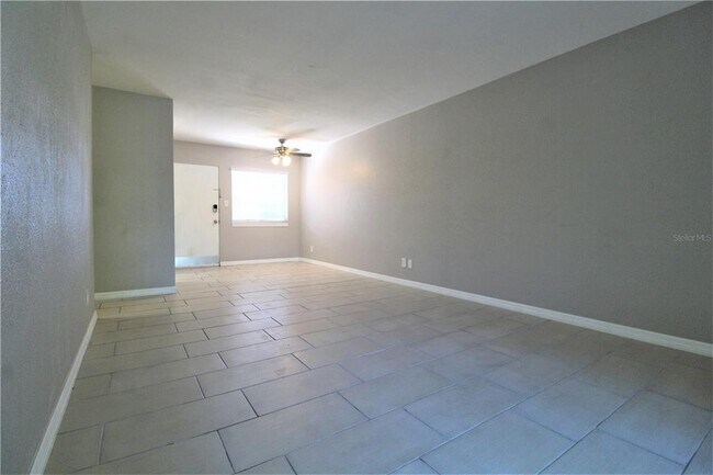 Building Photo - 3001 Bee Ridge Rd