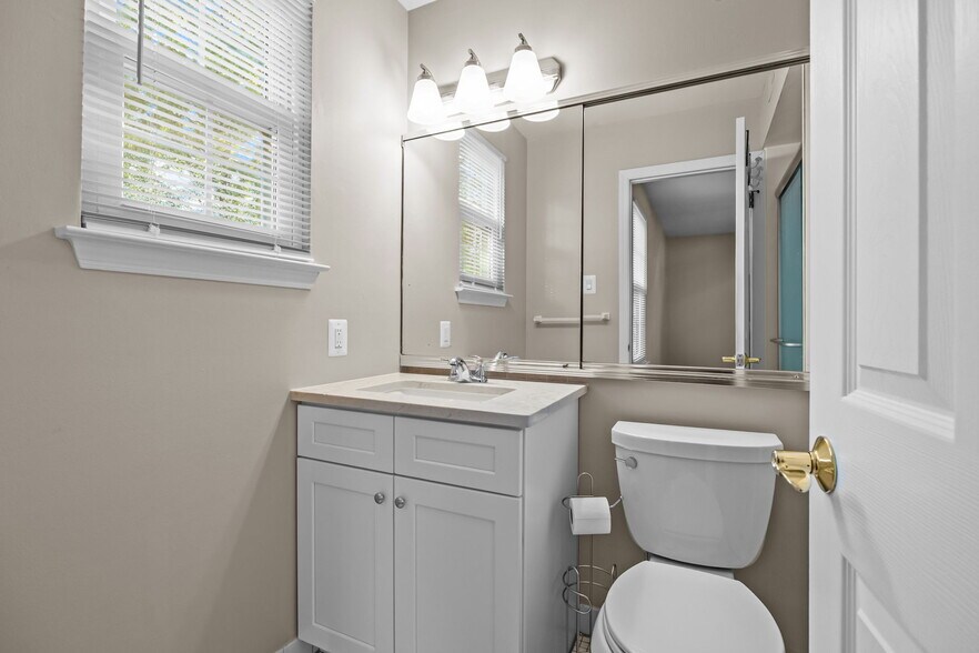 Building Photo - 560 Thrush Ct