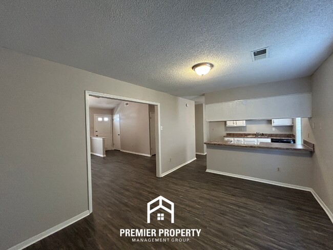 Building Photo - 3BR/2BA Home w/ Vaulted Ceilings, Brick Fireplace & 2-Car Garage in Memphis