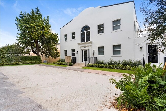 Building Photo - 628 Santander Ave