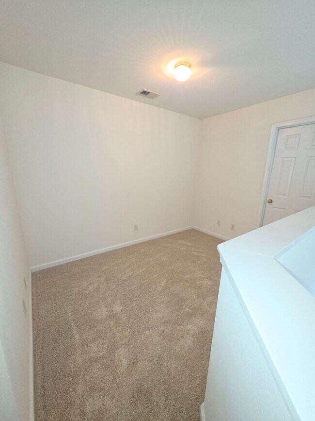 Building Photo - Townhome In Park West