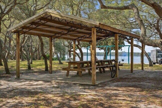 Building Photo - 712 Landing Cir