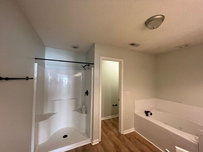 Building Photo - RENT SPECAIL*** $1495.Breezewood Condo, 2 Brd/2bath Screen Porch! LVP wood flooring, Center of Wi...