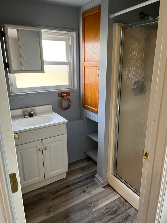 Bath - 193 Monroe St