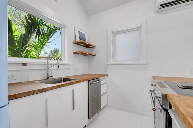 Building Photo - 220 S L St