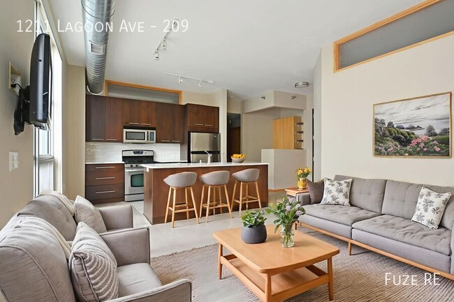 Primary Photo - 1211 Lagoon Ave