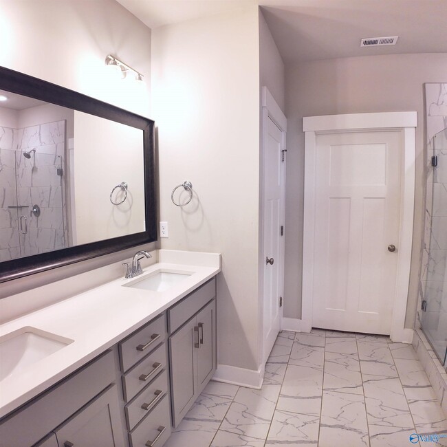 Building Photo - 404 Tillane Pk Cir