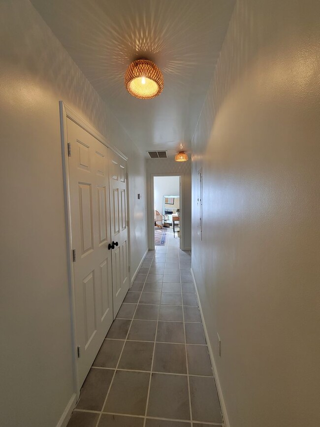 Building Photo - CAROLINA PLACE - Within minutes to Downtow...
