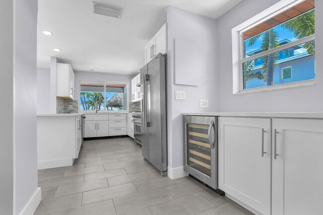 Building Photo - 930 S Lakeside Dr