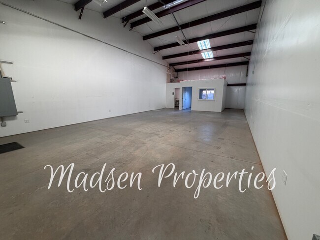 Building Photo - 1115 E Ewald Ct