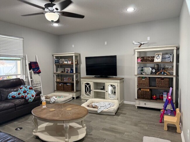 Building Photo - Like New 4/2.5 St. Augustine