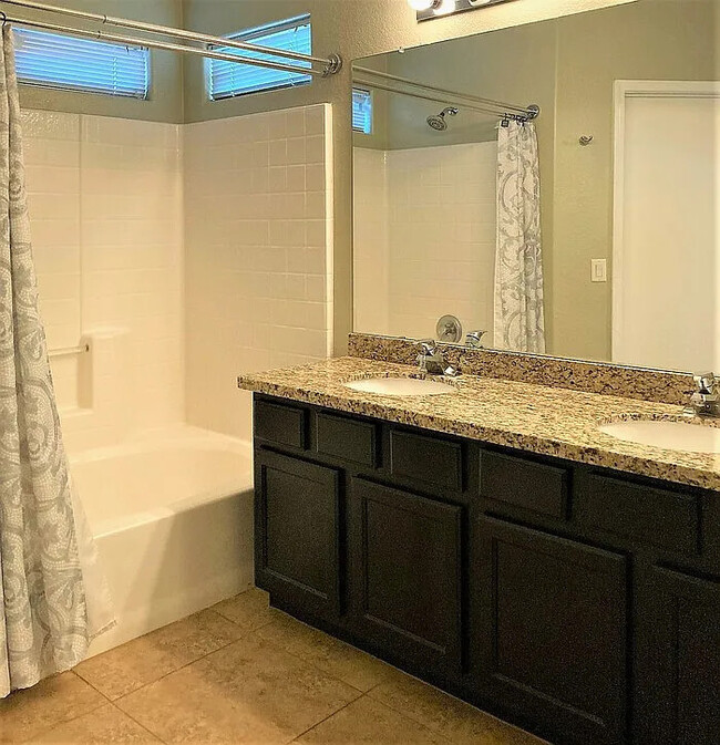 Building Photo - Beautiful 3-bedroom 2-bathroom