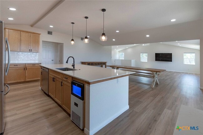 Building Photo - 268 White Oak Dr