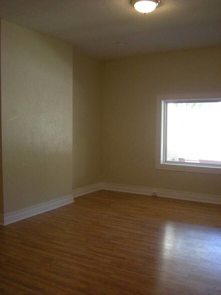 Building Photo - 121 Stratford Ave