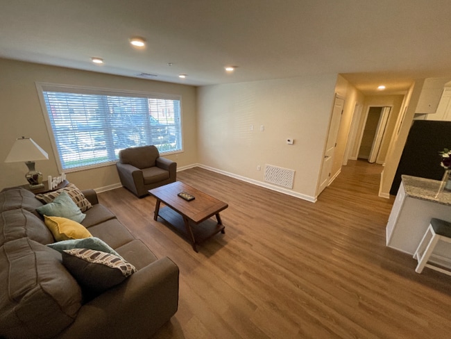 Building Photo - 540 Northend Dr