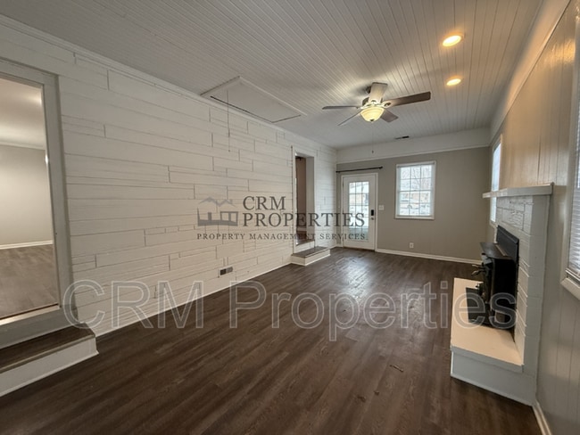 Building Photo - 513 James Dr