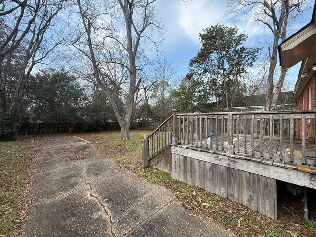 Building Photo - ** 3 Bed 2 Bath Located beside Huntingdon ** Call 334-366-9198 to schedule a self tour