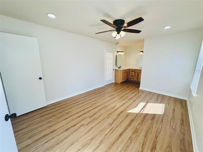 Building Photo - 1605 Somerset Dr