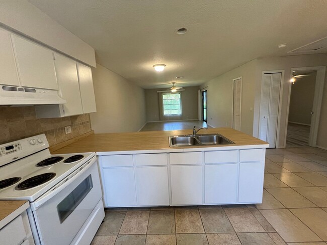 Building Photo - $1,200/month ** Annual ** 2 bed / 1 Bath -...