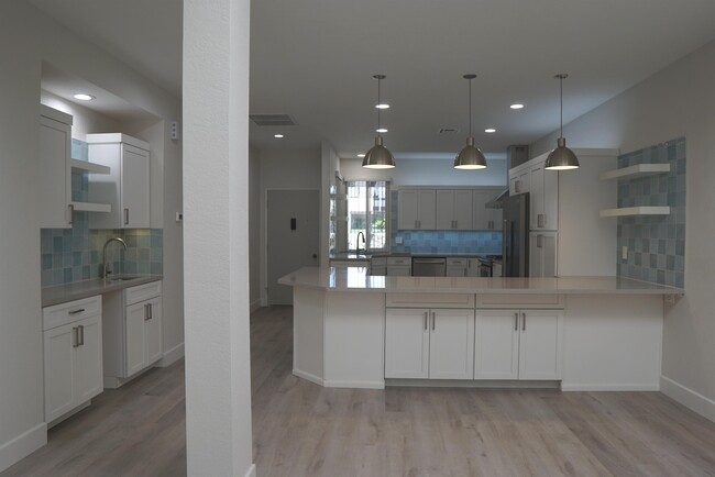 Building Photo - 204 N Hermosa Dr