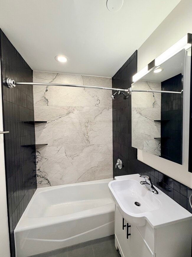 Building Photo - 526 W Roscoe St