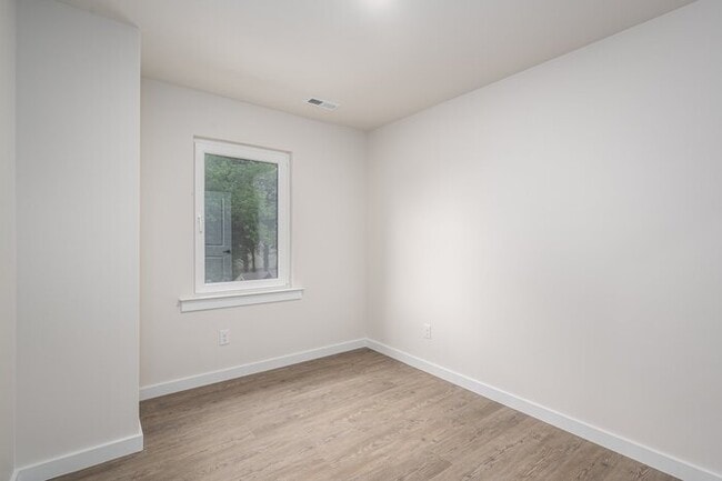 Building Photo - Live Brand-New in Hickory – Modern 3BR Townhome