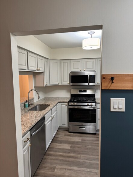 Building Photo - 347 Surrey Ct