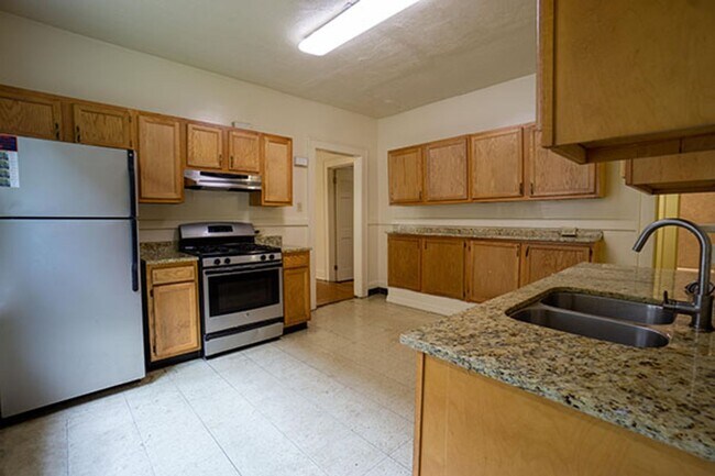 Building Photo - 3 Bedroom Apartment - Available 7/1/26 - C...