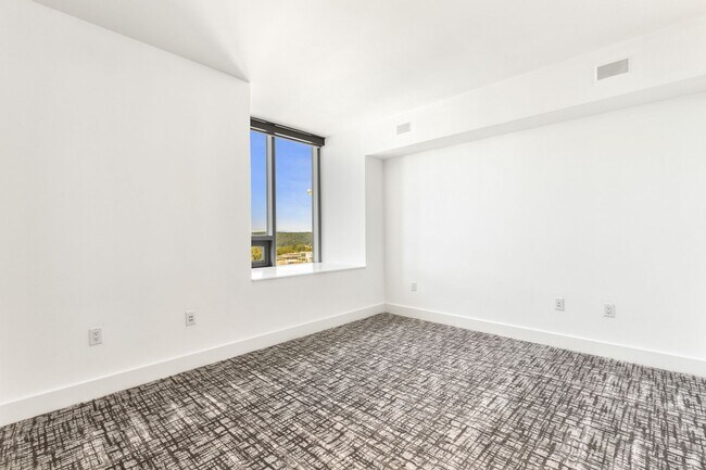 Building Photo - 650 Bellevue Way NE