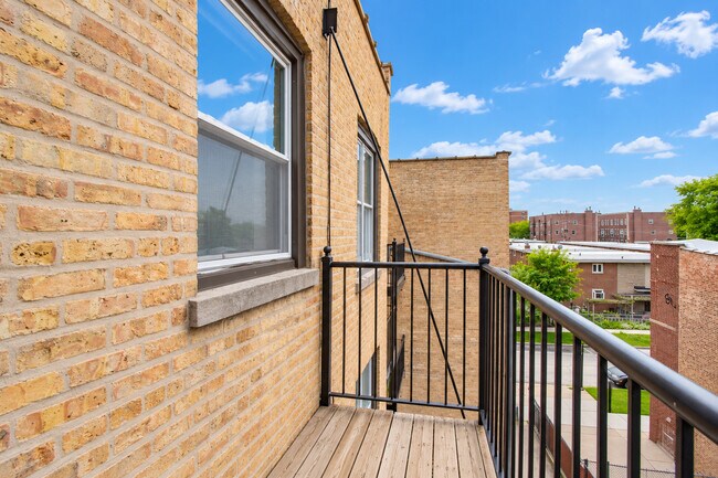 Building Photo - 6150 N Ravenswood Ave