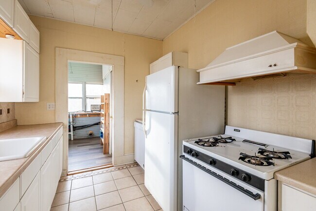 Building Photo - 2 bedroom for Lease