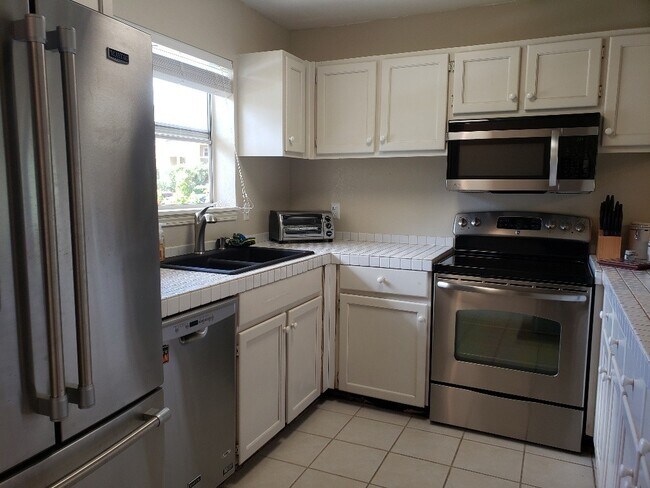 Building Photo - Beautiful Fully Furnished Condo