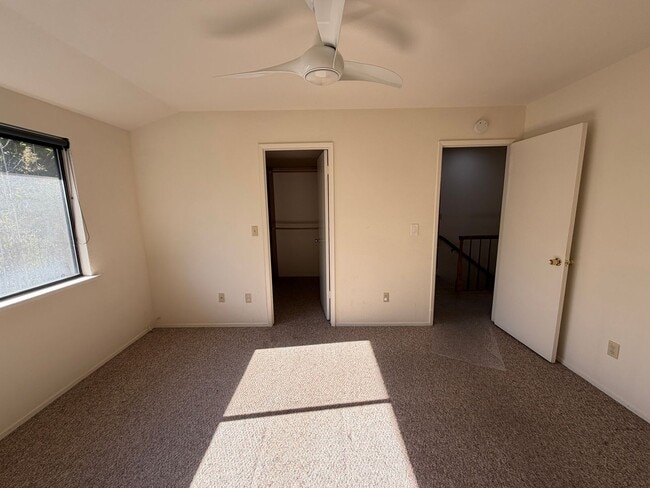 Building Photo - Upgraded Townhome For Rent in Central Live Oak Location