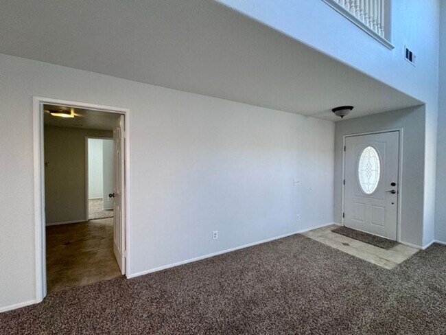 Building Photo - Spacious 4 Bedroom Home with a loft AND bo...