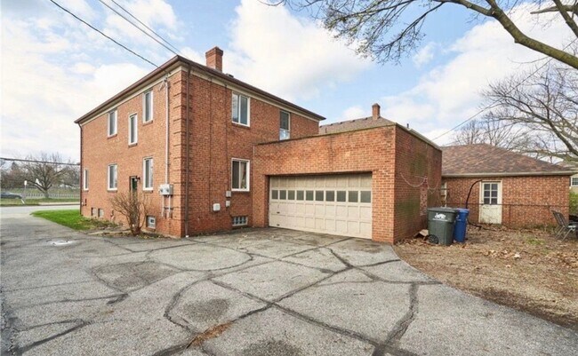 Building Photo - 14330 Lakewood Heights Blvd