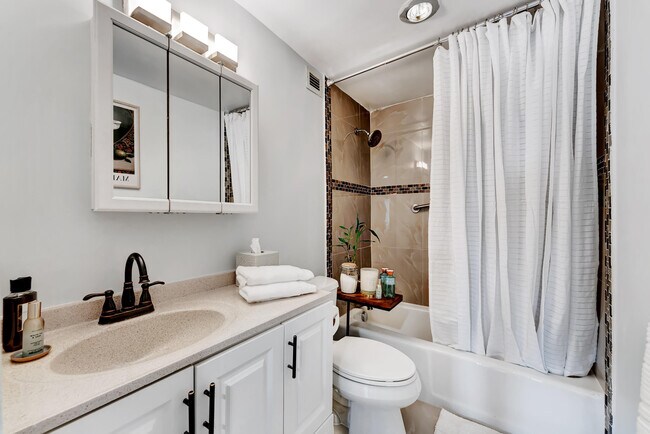 Building Photo - 400 Kings Point Dr