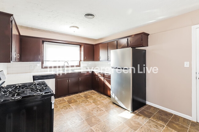 Building Photo - 6629 Parkview Ave