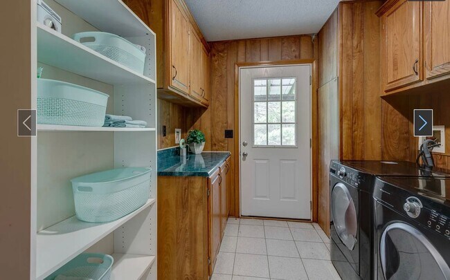 Building Photo - Fairview - 3 bedroom 2 baths - Private living