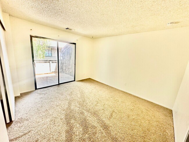 Building Photo - 1190 S Winery Ave