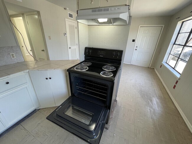 Building Photo - 705 Bustamante St